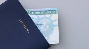 GREEN CARD KİMLERE VERİLİR? Amerika Birleşik Devletleri'ne yerleşmek isteyenler için önemli bir adım olan Green Card çekilişine başvurmak için belirli şartları yerine getirmek gerekiyor. İşte Green Card almak isteyenler için aranan temel nitelikler: Başvuru Koşulları Yaş Sınırı: Green Card başvurusu yapacak kişinin mutlaka 18 yaşından büyük olması gerekir. Eğitim veya İş Tecrübesi: Adayların bu iki şarttan birini sağlaması zorunludur: En az lise mezunu olmak. Lise mezunu olmayanlar içinse, son 5 yıl içinde uzmanlık veya eğitim gerektiren bir alanda en az 2 yıl kesintisiz çalışmış olmak. İngilizce Bilme Şartı: Green Card başvurusunda İngilizce bilme şartı aranmaz. Başvuru süreci ve mülakatlar, dil bilgisi gerektirmez. Evli Çiftler İçin Avantaj: Evli olan çiftler, aynı anda başvuruda bulunabilirler. Bu durum, her iki eşin de başvurusunun değerlendirilmesi nedeniyle Green Card alma şansını artırır.